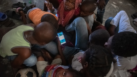 19/05/2022 - Imagen de varios niños haitianos que juegan con el móvil y no asisten al colegio, el 17 de mayo de 2022, en un albergue para refugiados en la comuna de Tabarre, distrito de Puerto Príncipe (Haití).