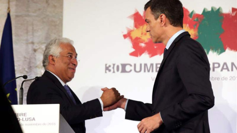 El presidente del Gobierno español, Pedro Sánchez y el primer ministro portugués, Antonio Costa, se saludan en el marco de la XXX Cumbre Hispano-Portuguesa celebrada en Valladolid. (KIKO HUESCA | EFE)