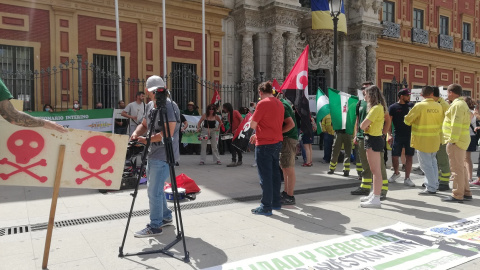 01/06/2022 Varios bomberos forestales reivindican los servicios mínimos en la Agencia Pública de Medio Ambiente y Agua de la Junta de Andalucía (Amaya), a 1 de junio de 2022, en Sevilla.