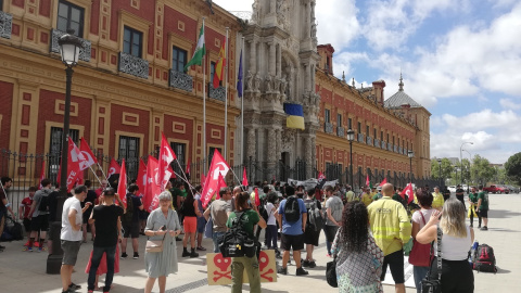 01/06/2022 Manifestantes protestan frente al Palacio de San Telmo para reivindicar sus derechos en Sevilla, a 1 de junio de 2022.