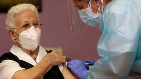 Araceli, de 96 años, primera persona en ponerse la vacuna contra la covid-19.