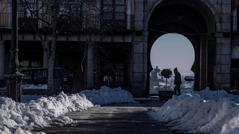 Un hombre camina entre la nieve acumulada en Toledo donde hoy se han registrado -10 grados bajo cero .