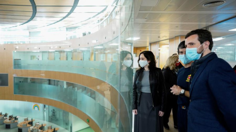 La presidenta de la Comunidad de Madrid, Isabel Díaz Ayuso, junto al presidente del PP, Pablo Casado (d), en su visita este martes al centro de coordinación de emergencias de Madrid 112.