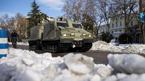 Efectivos de la Unidad Militar de Emergencias (UME) despejan de nieve el entorno de la Plaza de Cibeles en Madrid.