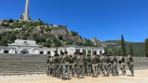 Una compañía del Ejército acude a la franquista Cruz de los Caídos para que bendigan su banderín