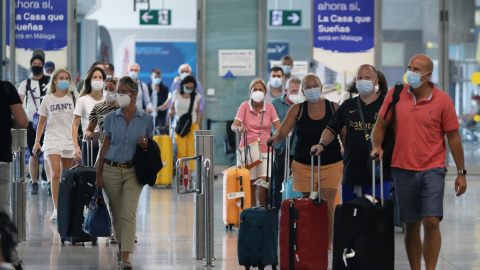 (19/7/2021) Turistas internacionales llegan al aeropuerto de Málaga en julio de 2021 (Archivo).