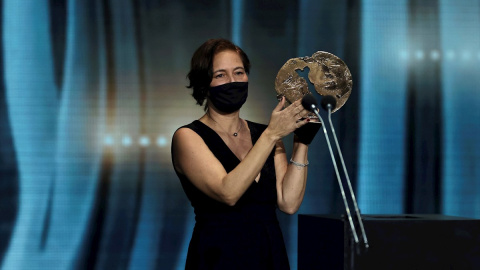 16/01/2021. La productora Valerie Delpierre tras recibir el premio a Mejor largometraje de ficción o animación por 'Las Niñas' durante la entrega de los Premios Forqué. - EFE