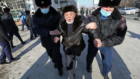 10/01/2021. Un manifestante de la oposición es detenido por las fuerzas de seguridad de Kazajistán el día de las elecciones parlamentarias, este 10 de enero. - Reuters