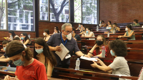 Un profesor reparte un examen de las PAU en la Facultad de Economía de la UB. - (Maria Belmez  ACN)