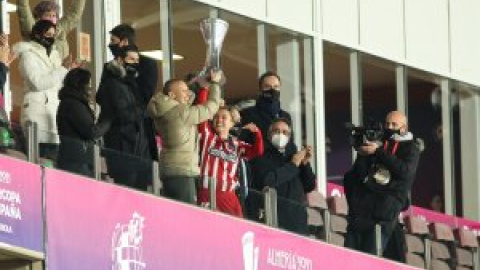 "El mejor gesto que vas a ver hoy"... o no: la épica imagen de Virginia Torrecilla levantando un trofeo tras superar un cáncer que casi oculta la prensa deportiva