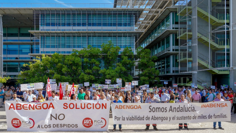 Los trabajadores de Abengoa, durante la concentración en la sede Palmas Altas de Sevilla para reivindicar a la Sociedad Estatal de Participación Industrial (SEPI) que culmine el proceso de refinanciación de la compañía. E.P./Eduardo Briones