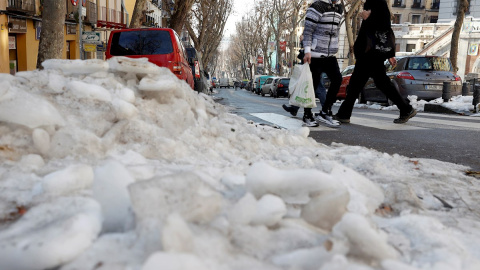 En la imagen, acumulación de nieve junto a la Plaza de Cascorro, en Madrid.