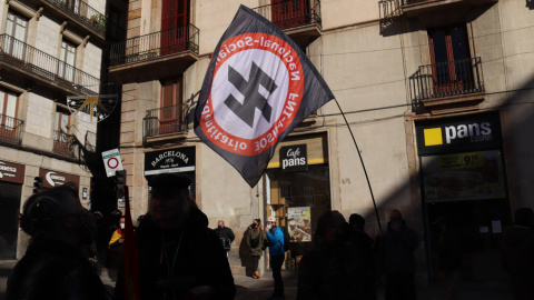 Bandera del partit ultradretà FNI-PNSOE en un acte de Vox a Barcelona.