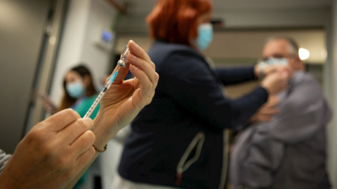 Un sanitario prepara la dosis de una vacuna contra la covid.