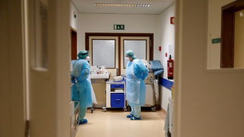 Sanitarios en un hospital de Lisboa, Portugal