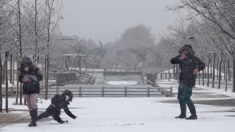 07/01/2021.- Niños juegan con la nieve en el Parque Juan Carlos I tras el paso de la borrasca Filomena, en Madrid. Eduardo Parra / Europa Press