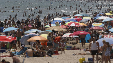 Cientos de personas han acudido este domingo a la playa de Malvarrosa, en Valencia, para disfrutar del sol y las altas temperaturas