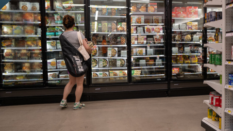 Varios clientes compran en una tienda de comestibles el 10 de junio de 2022 en la ciudad de Nueva York.