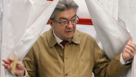 Jean-Luc Melenchon, líder de la 'NUPES', coalición de partidos de izquierda y ecologista, se prepara para emitir su voto en un colegio electoral en Marsella, el 12 de junio de 2022.