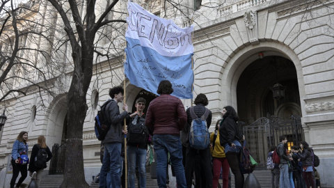 13/06/2022 - Imagen de archivo de estudiantes en una manifestación frente al Colegio Nacional Buenos Aires, (Argentina).