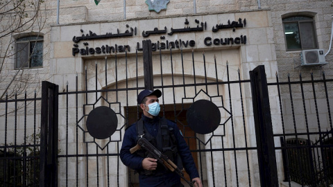 Un policía palestino monta guardia junto al edificio del Consejo Legislativo en la ciudad cisjordana de Ramallah.