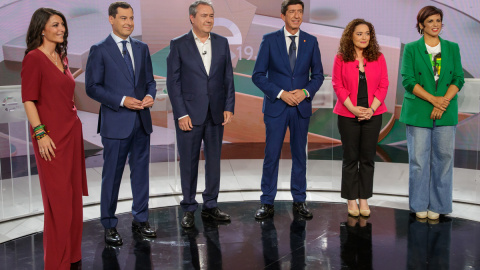 Los seis principales candidatos a la Presidencia de la Junta de Andalucía, (i-d) Macarena Olona, Juanma Moreno, Juan Espadas, Juan Marín, Inmaculada Nieto y Teresa Rodríguez, posan al comienzo de su participación en el segundo y último debate televis