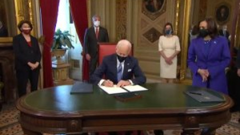 Biden firma los primeros decretos para borrar el legado de Trump