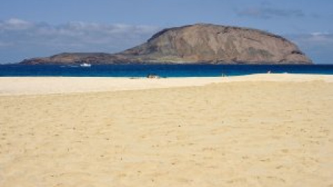 Salvamento socorre a 28 inmigrantes en una patera al norte de La Graciosa