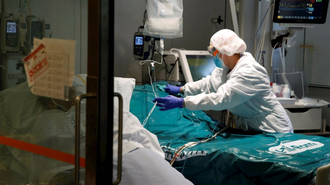 19/01/2021.- Profesionales sanitarios trabajan en una de las UCI del Hospital Clínic de Barcelona para pacientes covid.