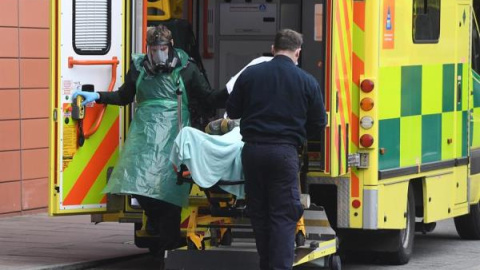 Un enfermo de covid-19 es trasladado en ambulancia en Reino Unido.