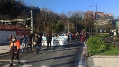 Una movilización denuncia en San Sebastián la situación que viven hijos de presos de ETA