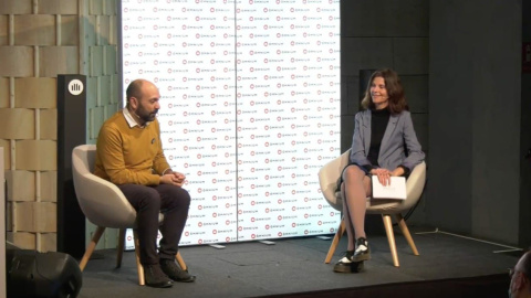 El vicepresident, Marcel Mauri, amb la periodista Roser Sebastià durant l'Assemblea.