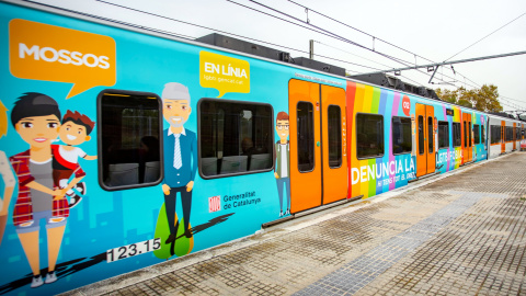 Un tren de Ferrocarril de la Generalitat decorado con los motivos de la campaña contra la LGTBfobia en su exterior. - ACN