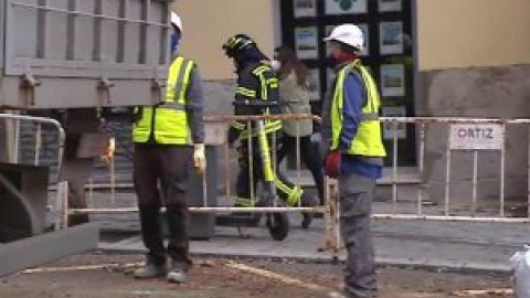 Los vecinos desalojados por la explosión en el centro de Madrid recogen sus enseres