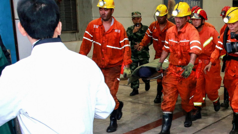 Imagen de archivo de un rescate a mineros en China.