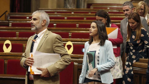 El candidato de Cs a presidir la Generalitat, Carlos Carrizosa, junto a la presidenta de la formación,  Inés Arrimadas (2i), en el Parlament de Cataluna.