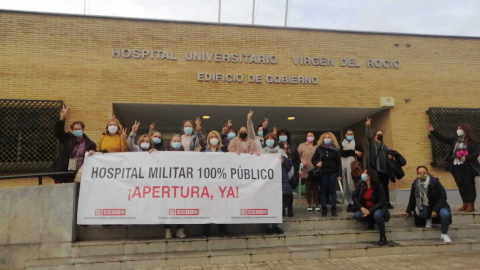 Protesta de trabajadoras a las puertas del Hospital Virgen del Rocío para reclamar que el servicio de limpieza sea público.