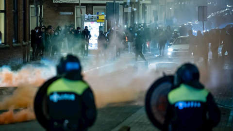 La policía de Rotterdam se enfrenta a los disturbios extendidos por la ciudad.