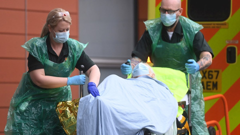 Unos sanitarios trasladan a un paciente al interior del Royal London Hospital (Londres).