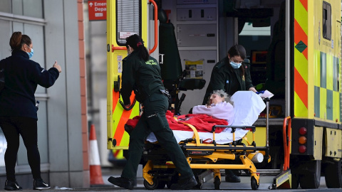 Una paciente es trasladada al Royal London Hospital en Londres.