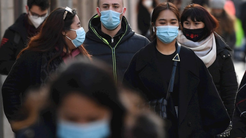 Ciudadanos caminando con mascarilla por las calles del centro de Milán (Italia).