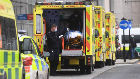 Un paciente de covid en una ambulancia en la puerta del Royal London hospital en Londres.