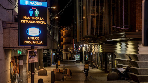 Vista de la madrileña calle del Carmen de noche.