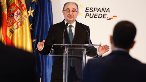 El presidente de Aragón, Javier Lambán, interviene en una rueda de prensa convocada posterior a la reunión con el presidente del Gobierno de España, Pedro Sánchez.