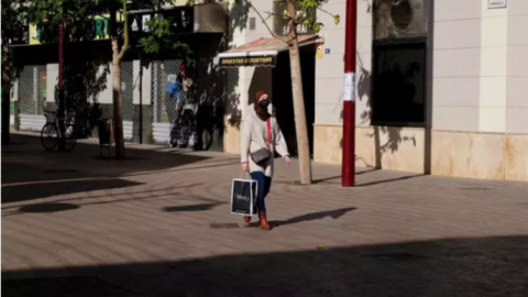 Una mujer pasea por las calles de Melilla.