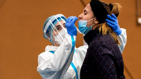 Empleados sanitarios llevan a cabo un cribado masivo de test PCR en el barrio mallorquín de Son Serra-La Vileta, este viernes en Palma de Mallorca.