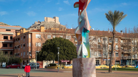 Un hombre con mascarilla pasea con el perro en un parque de Mula, (Murcia).