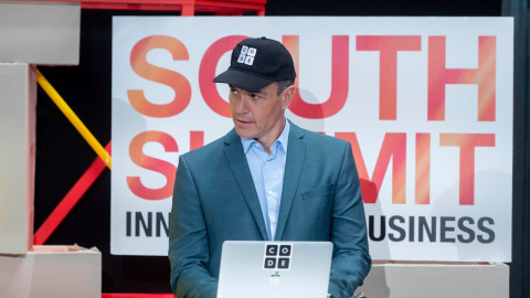 El presidente del Gobierno, Pedro Sánchez con una gorra de 'CODE', una organización no gubernamental estadounidense, durante la clausura del South Summit 2022