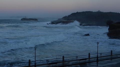 El viento roza los 70 kilómetros por hora en Santander y las olas superan los ocho metros