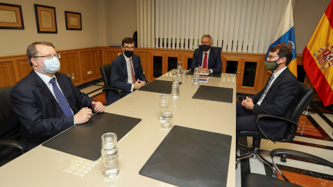 El presidente del Gobierno de Canarias, Ángel Víctor Torres (2d), junto al secretario de Estado para la Unión Europea, Juan González-Barba Pera.